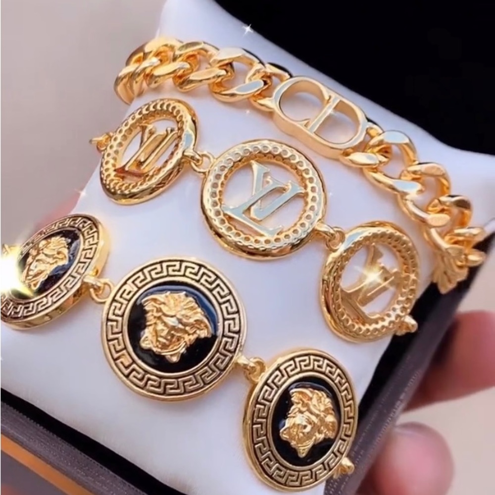 Beautiful accessories ( bracelet ) gold plated